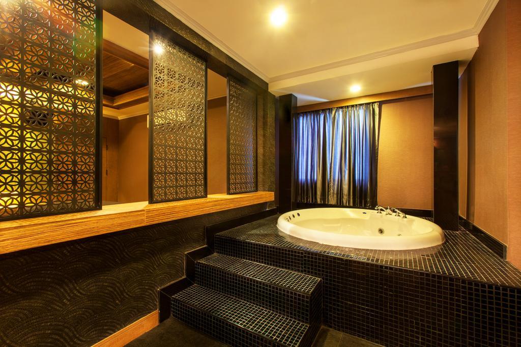 Q Hotel Bangkok Exterior foto