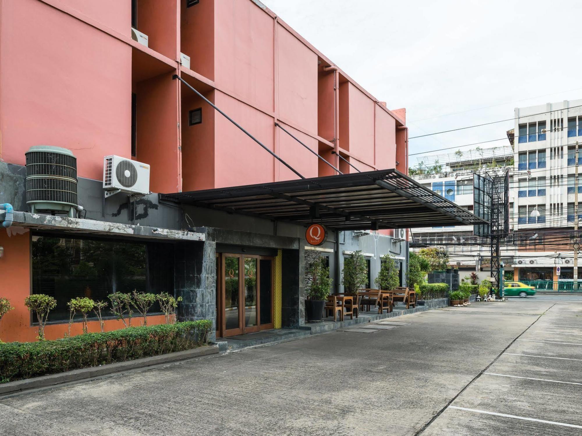 Q Hotel Bangkok Exterior foto