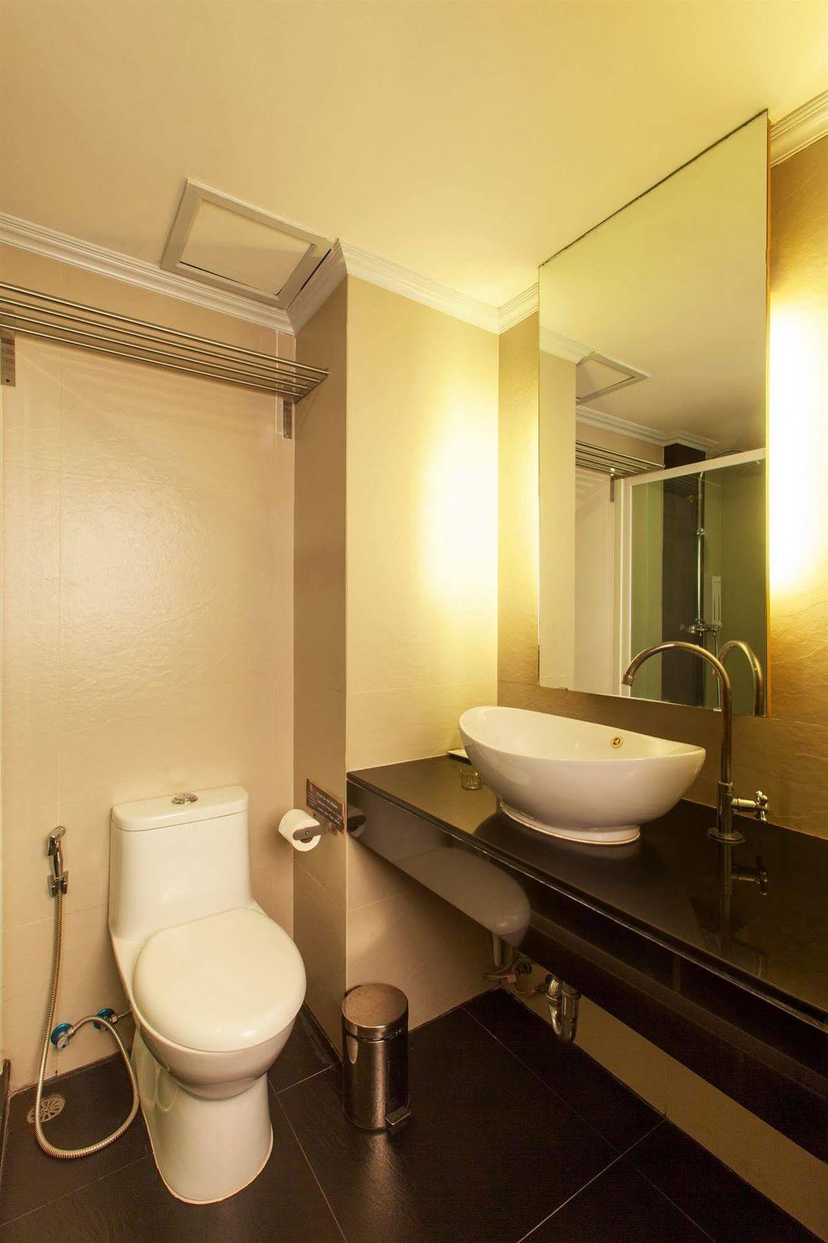Q Hotel Bangkok Exterior foto