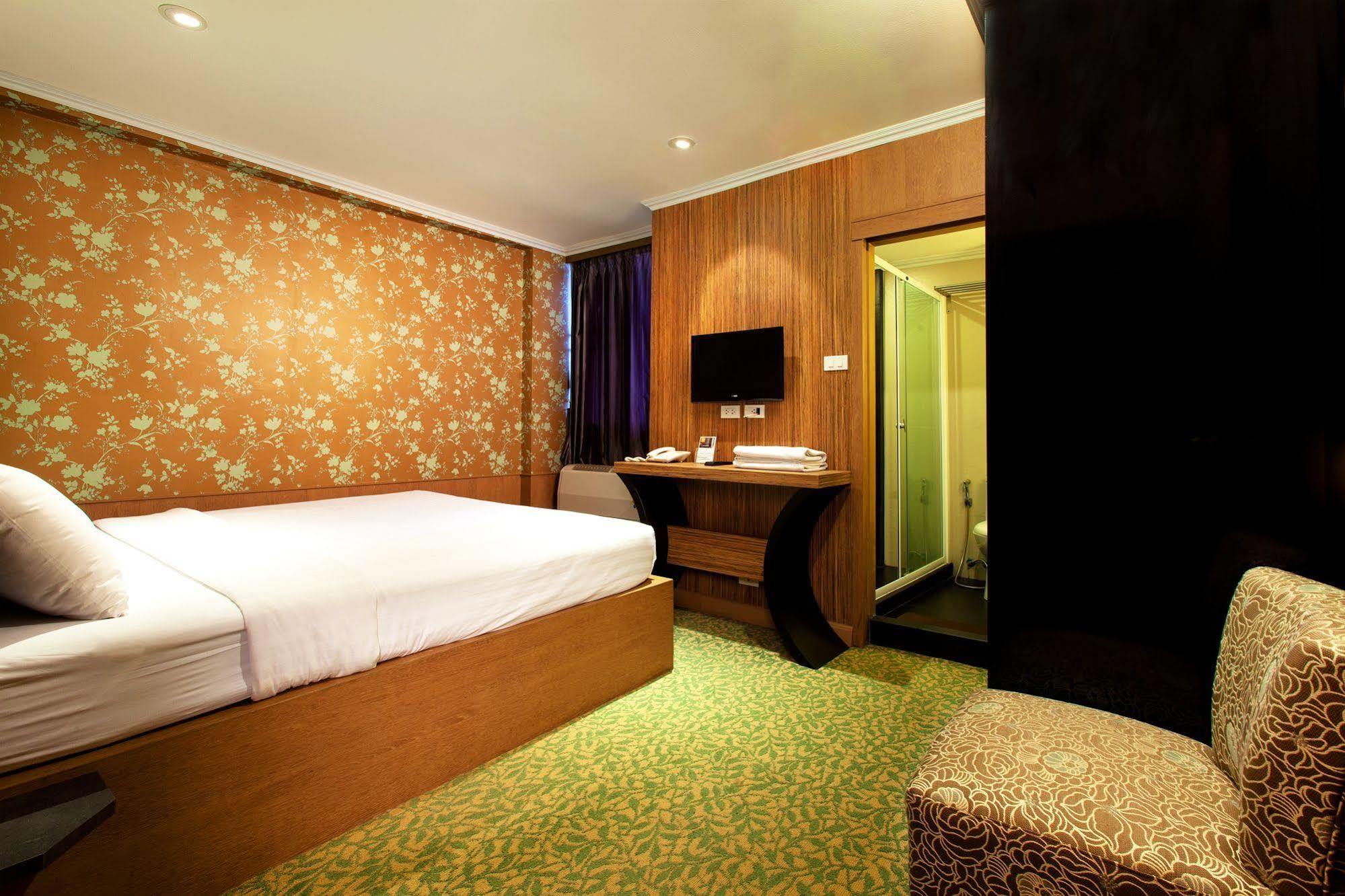 Q Hotel Bangkok Exterior foto