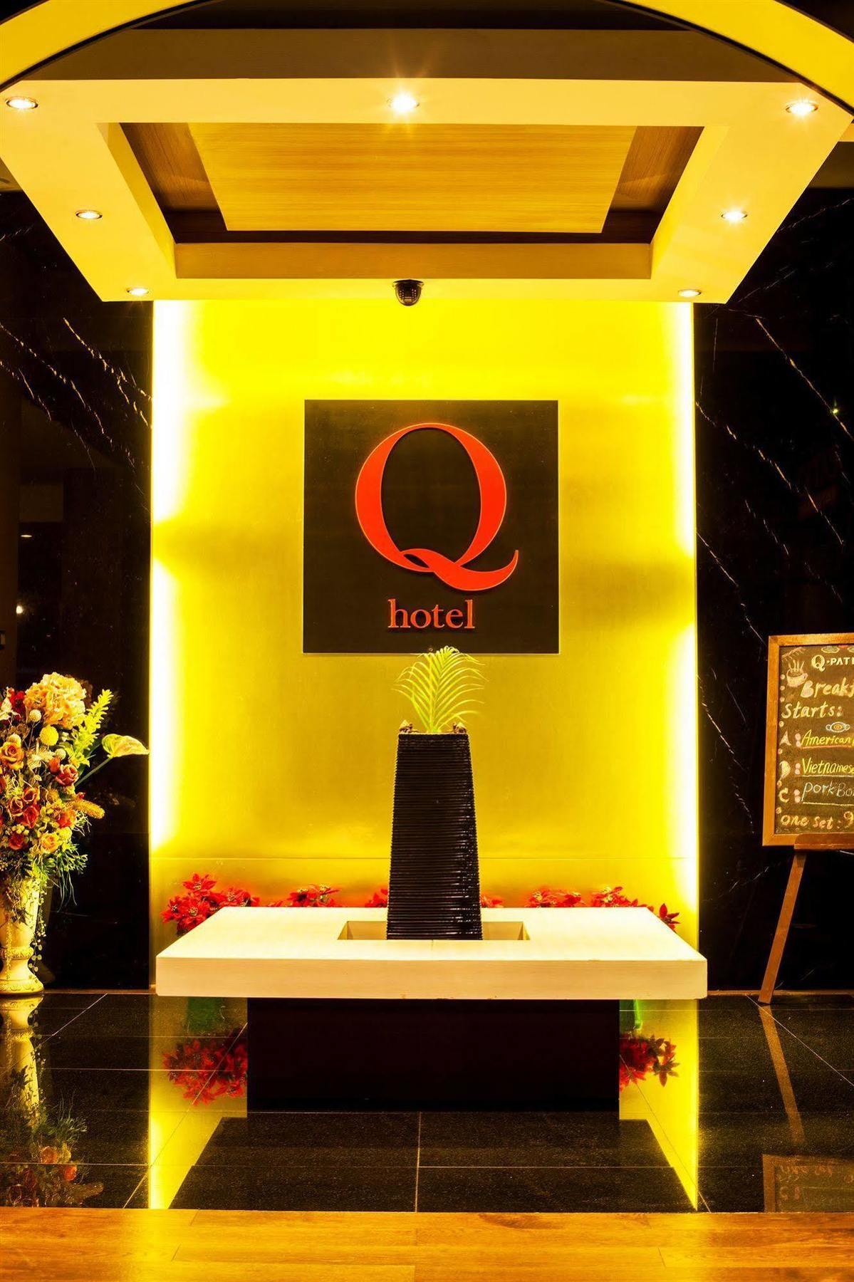 Q Hotel Bangkok Exterior foto